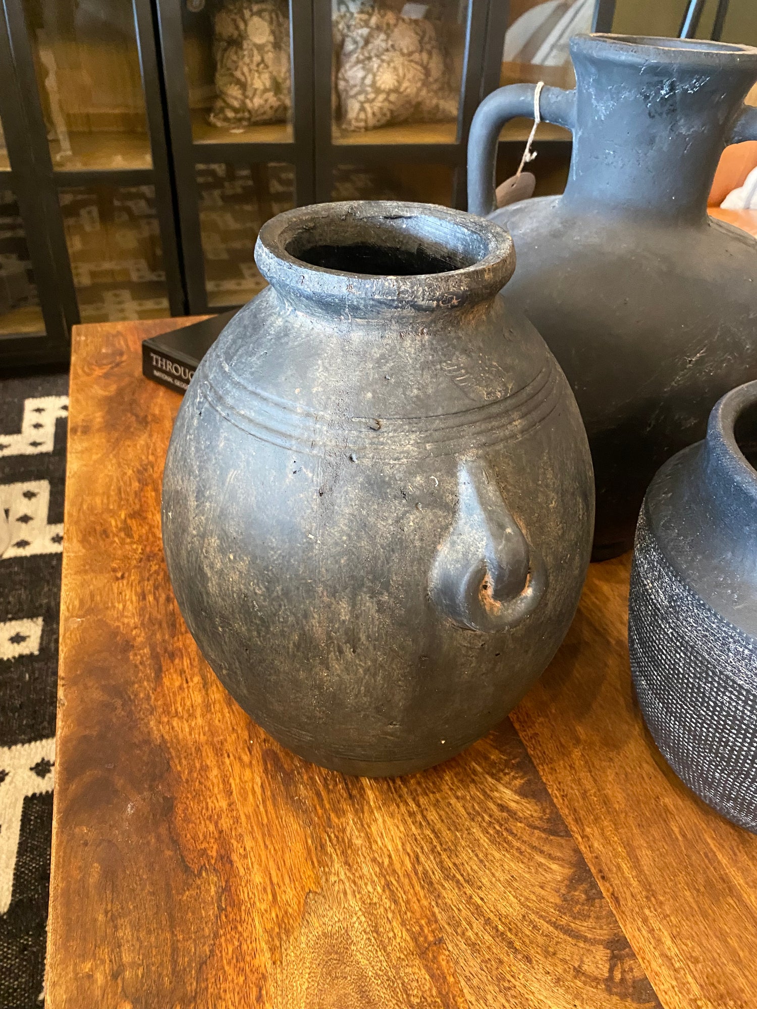 Pot with knob handle